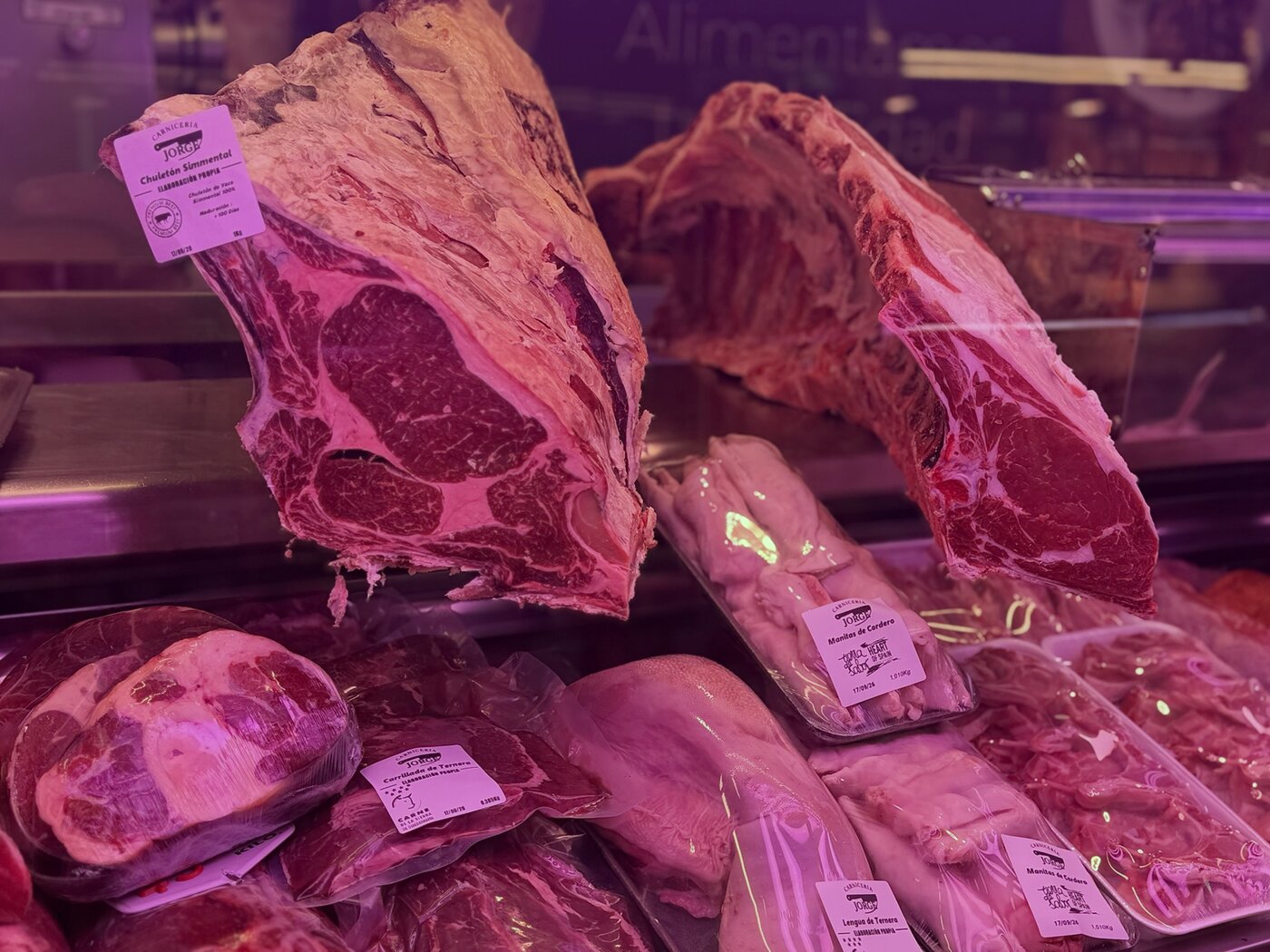 Chuletones y piezas de carne seleccionadas en el mostrador