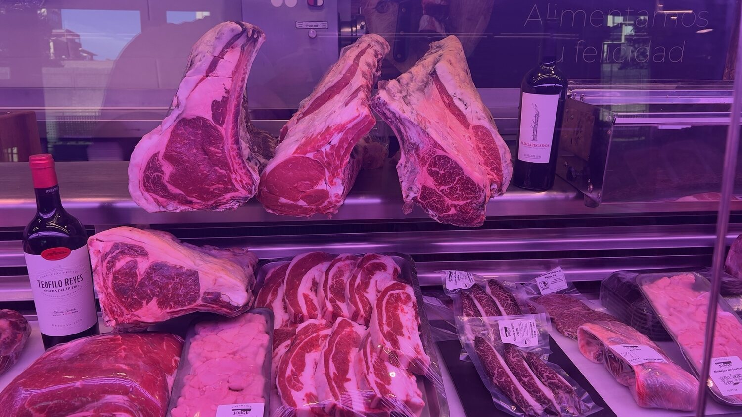 Chuletones, wagyu y cortes especiales expuestos en el mostrador